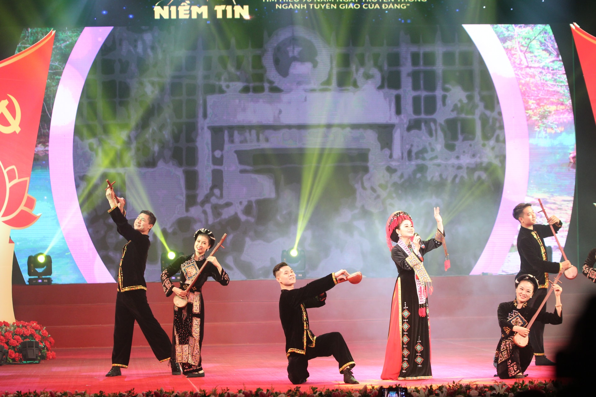 Bài hát “Tiếng hát giữa rừng Pác Bó” được thể hiện Chương trình Nghệ thuật “Giữ trọn niềm tin”. Bài hát “Tiếng hát giữa rừng Pác Bó” được thể hiện tại Chương trình Nghệ thuật “Giữ trọn niềm tin”.