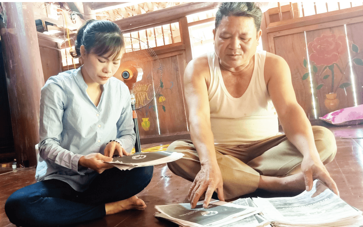 Ông Lương Văn Hợi, Trưởng thôn Tiến  Sơn 1 còn giữ lại các sổ đỏ (bản sao) của bà con trong thôn  sau khi đã giao nộp sổ gốc cho UBND xã