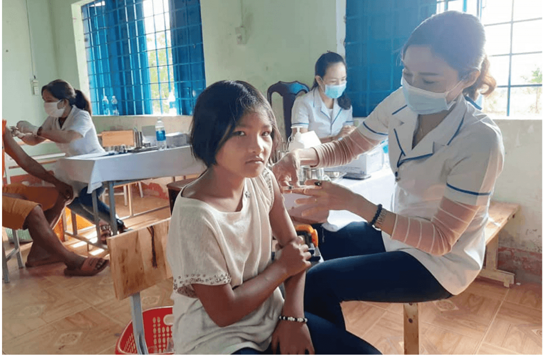 Khám, tiêm phòng cho người dân ở địa phương có dịch