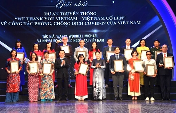 Chủ tịch Quốc hội Nguyễn Thị Kim Ngân và Trưởng Ban Tuyên giáo Trung ương Võ Văn Thưởng trao giải Nhất cho các tác giả đoạt giải. Ảnh: VGP/Phương Liên