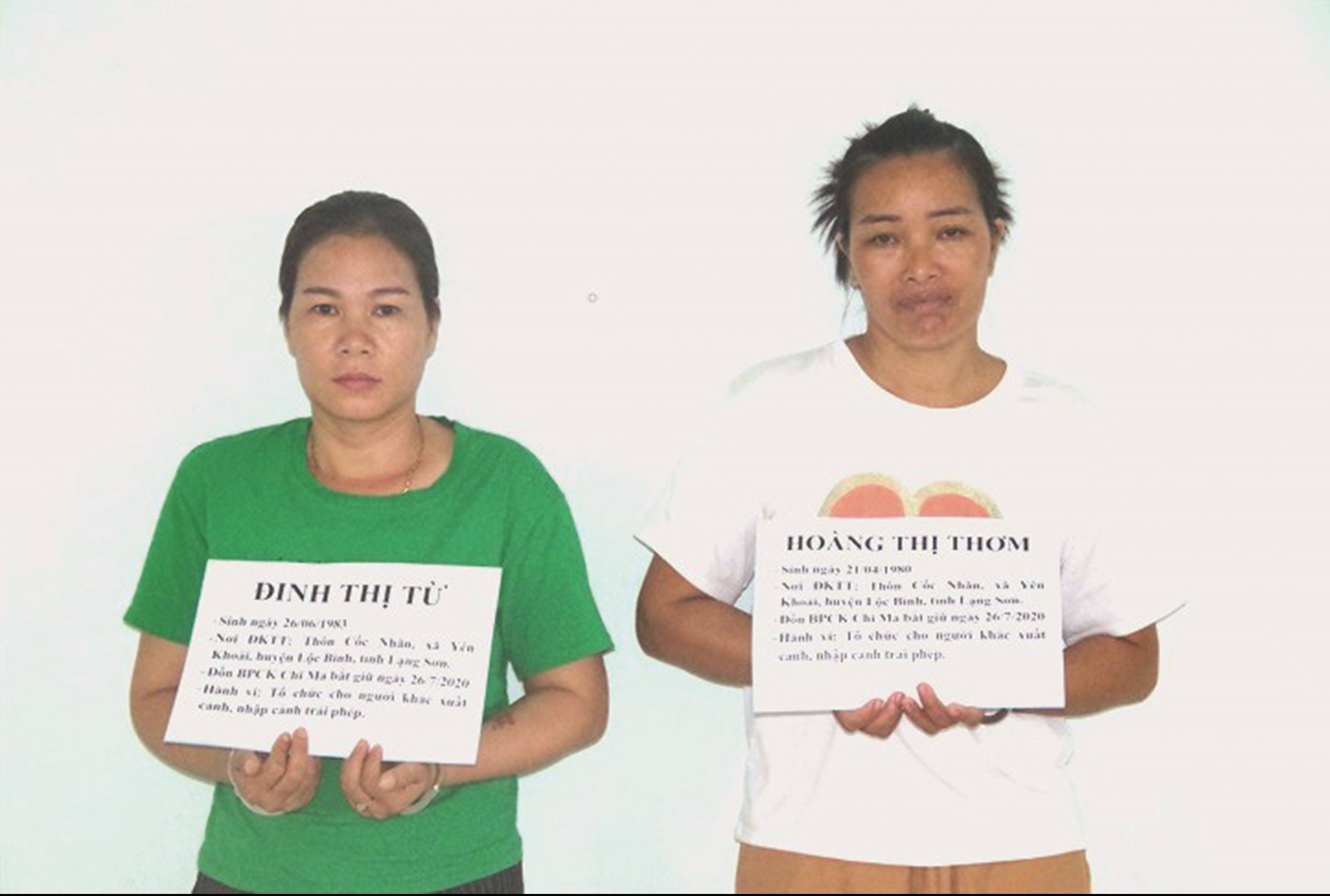 2 đối tượng Hoàng Thị Thơm và Đinh Thị Từ bị bắt giữ về hành vi tổ chức đưa, đón người nhập cảnh trái phép qua biên giới.