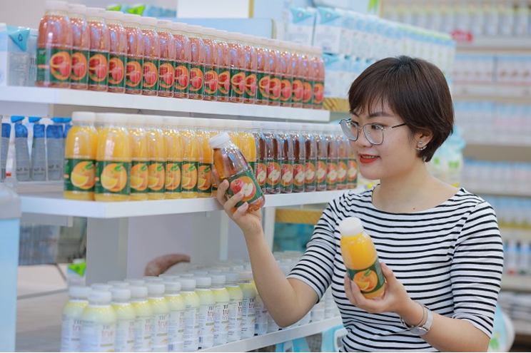 Để hạn chế các bệnh mạn tính không lây như tim mạch, tiểu đường, tăng huyết áp…, người tiêu dùng nên bắt đầu từ những việc nhỏ trong thói quen tiêu dùng hằng ngày, như lựa chọn các sản phẩm không bổ sung đường, để giảm tổng lượng đường tiêu thụ mỗi ngày