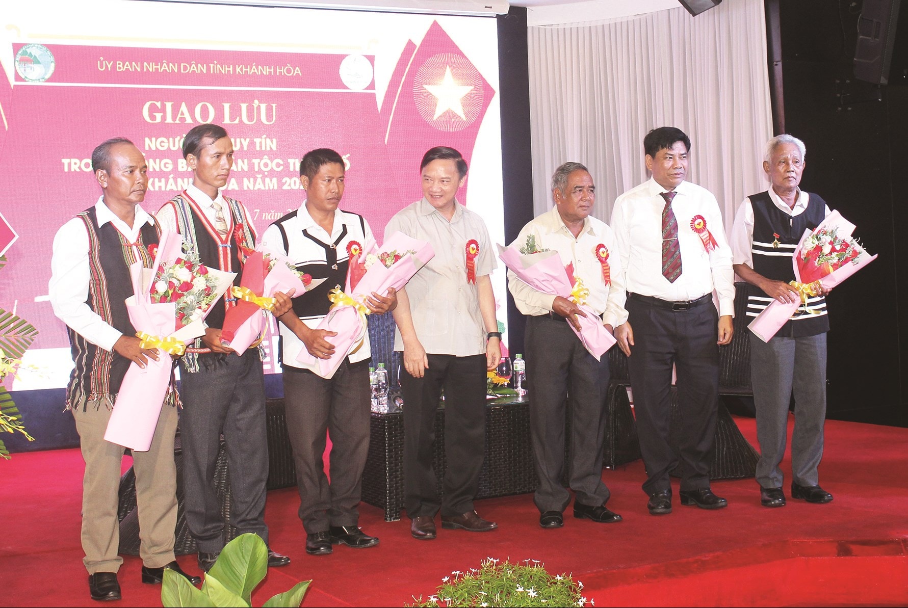 Thứ trưởng, Phó Chủ nhiệm Y Thông (đứng thứ ba từ phải qua) và Bí thư Tỉnh ủy Khánh Hòa Nguyễn Khắc Định (đứng thứ năm từ phải qua) tặng hoa động viên Người có uy tín