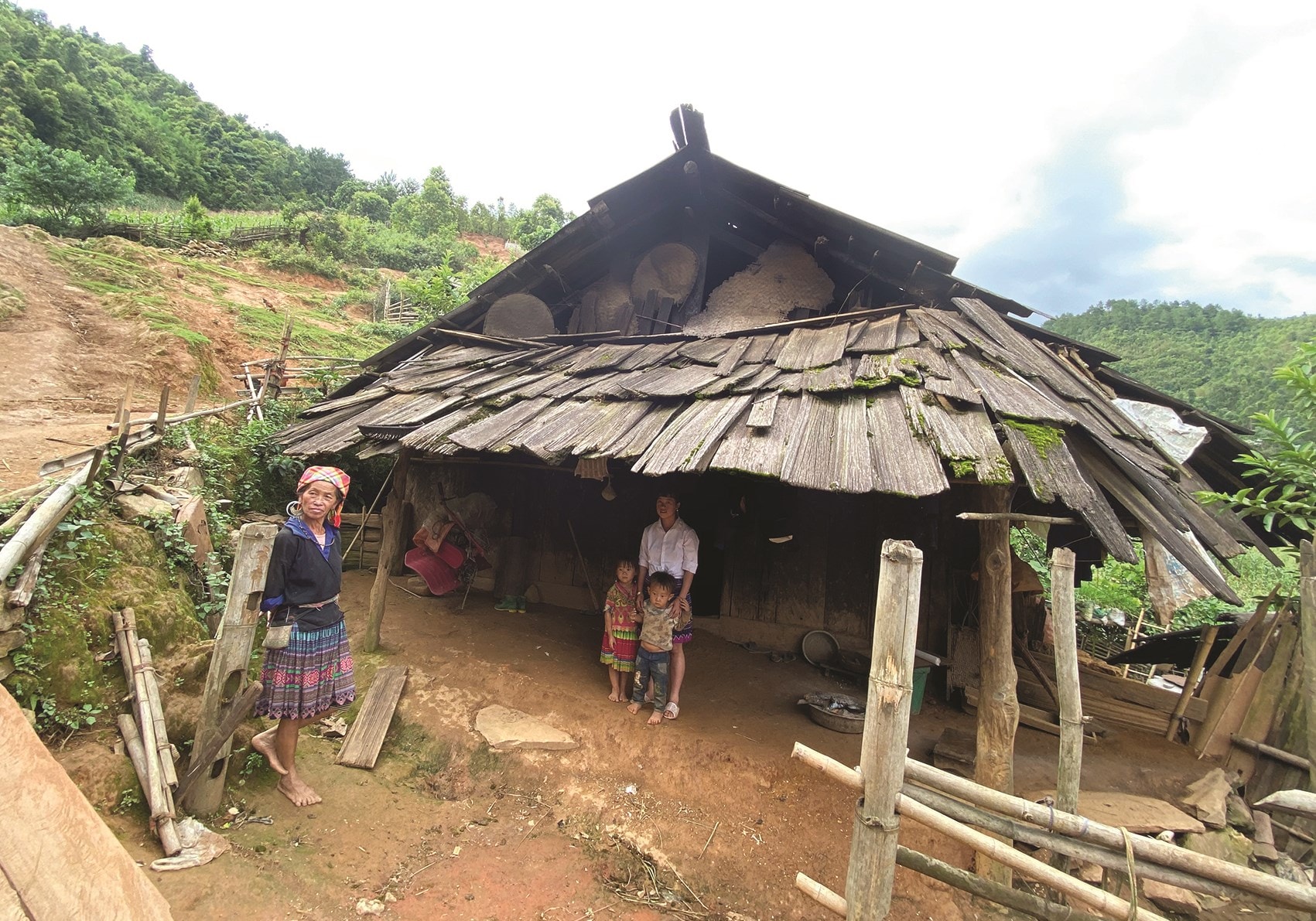 Căn nhà xiêu vẹo, dột nát của gia đình  bà Mùa Thị Là, bản Háng Phừ Loa,  xã Mồ Dề, huyện Mù Cang Chải (Yên Bái)