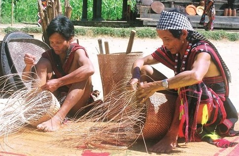 Đàn ông Cơ-tu đan gùi truyền thống