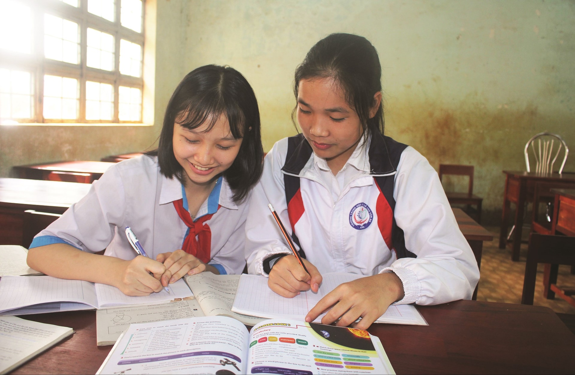 Nhờ chăm chỉ cố gắng học tập, em Nguyễn Thị Anh (bìa phải) đã đạt được giải Nhất môn Địa lý trong kỳ thi học sinh giỏi cấp tỉnh