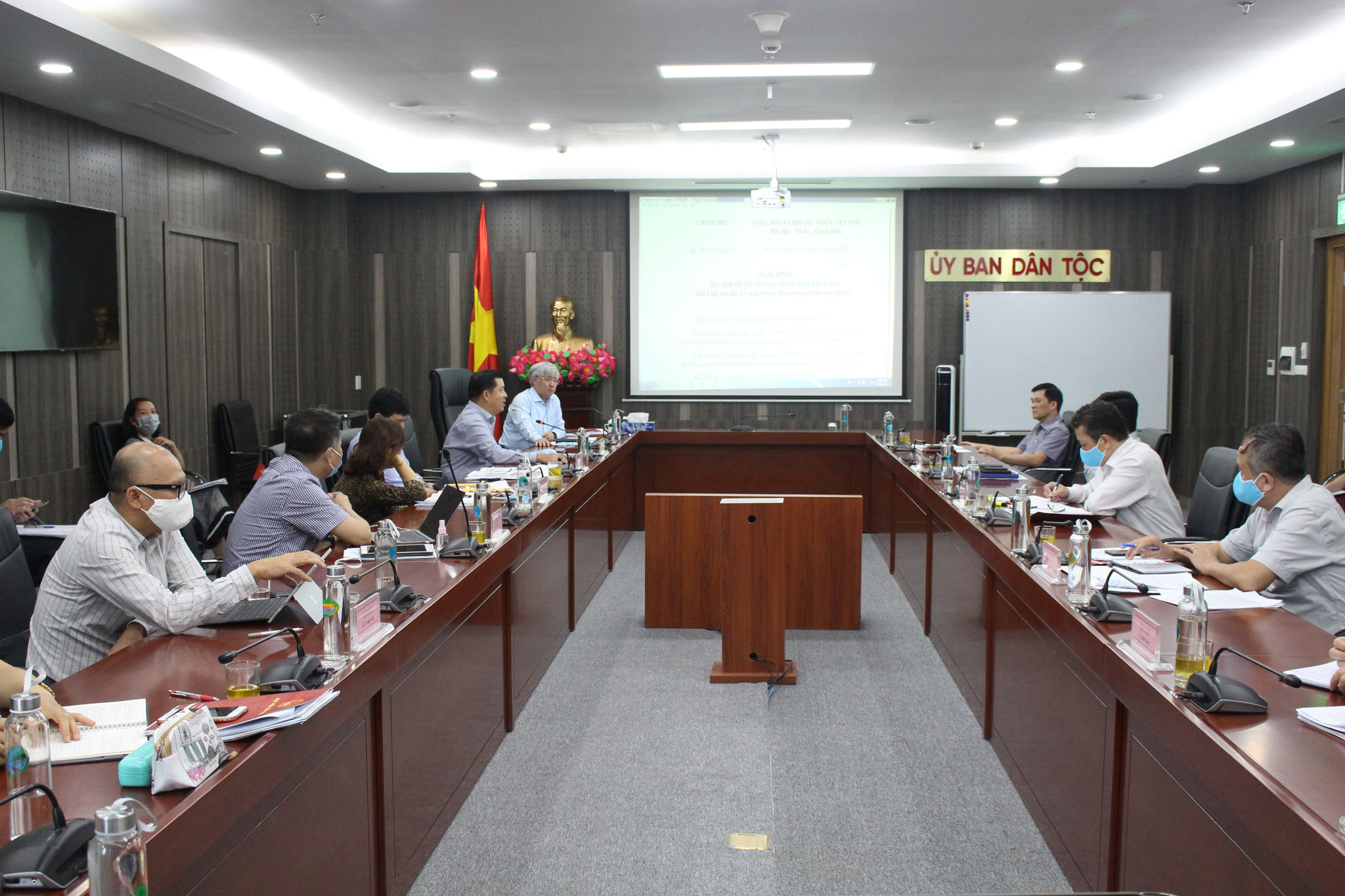 Toàn cảnh buổi làm việc.