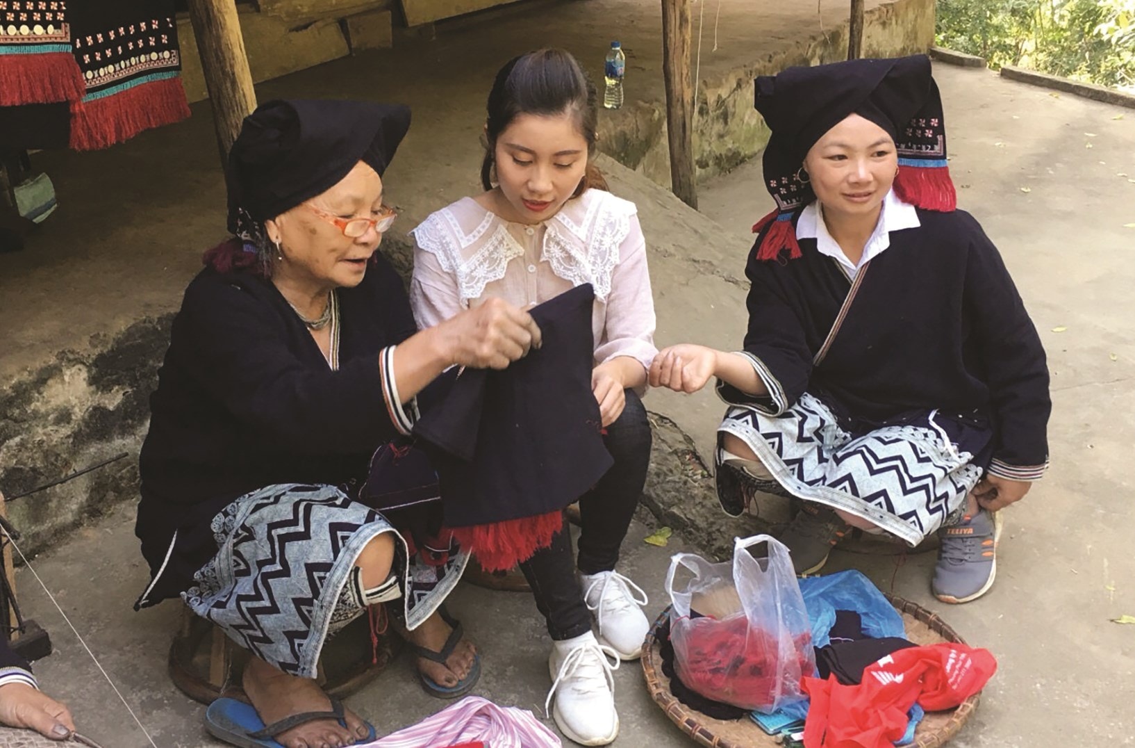 Phong tục tập quán, nghề truyền thống  là những điểm nhấn thu hút du khách trong  và ngoài nước