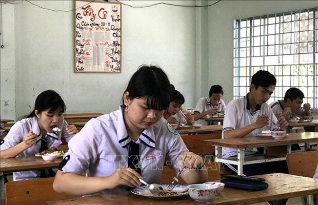 Học sinh có hoàn cảnh khó khăn được hỗ trợ cơm trưa trong thời gian ôn thi. Ảnh: Lê Thúy Hằng-TTXVN