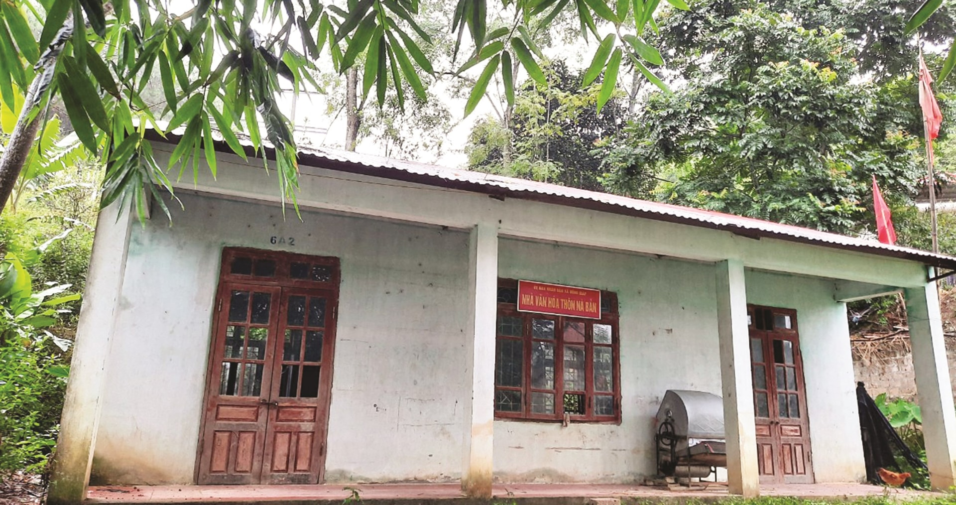 Do sáp nhập thôn, nhiều nhà văn hóa quy mô bé, không đủ sức chứa gây ảnh hưởng đến sinh hoạt văn hóa của người dân.  (Trong ảnh: Nhà văn hóa thôn Nà Bản,  xã Đồng Giáp, huyện Văn Quan).