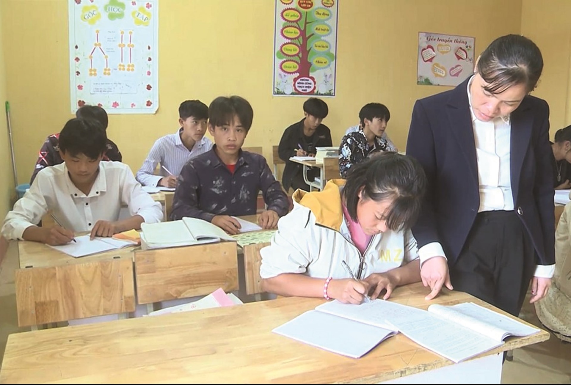 Năm học 2019 - 2020, đã có hơn 200 học sinh bỏ học chủ yếu do lấy vợ, lấy chồng
