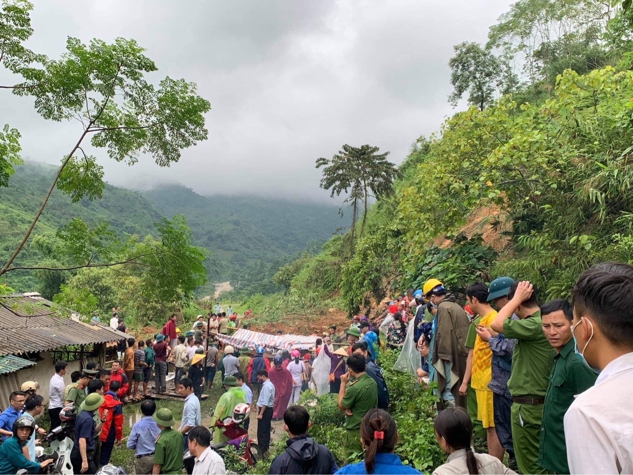 Các lực lượng chức năng của Lào Cai khẩn trương  tìm kiếm các nạn nhân và khắc phục hậu quả mưa lũ
