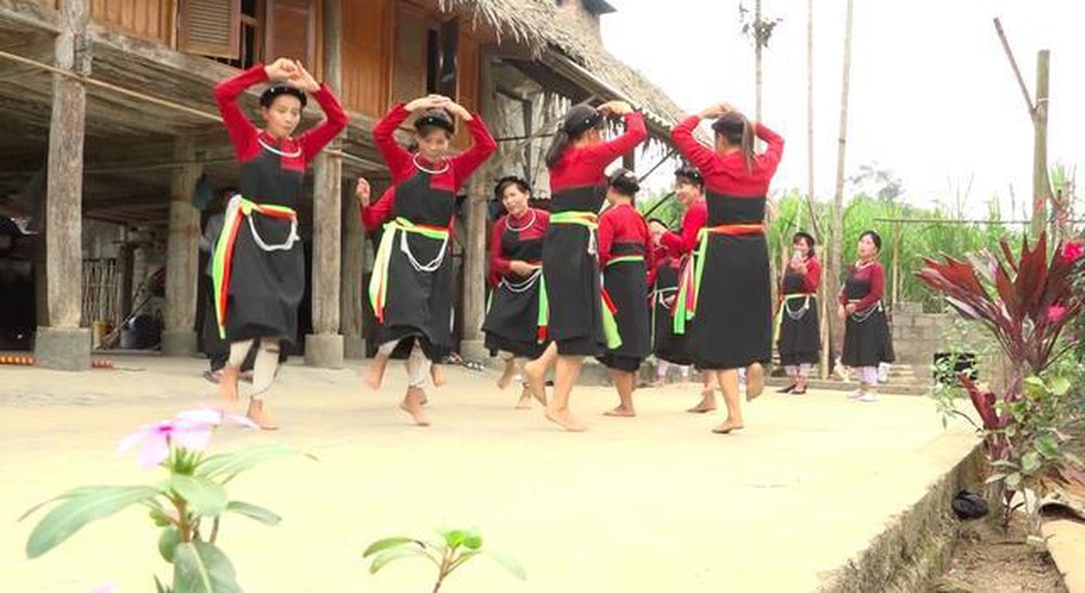 Một điệu múa của dân tộc Cao Lan.