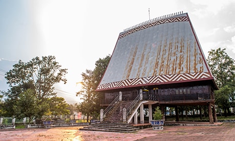 Nhà rông văn hóa huyện Sa Thầy, nơi đang trưng bày nhiều hiện vật có giá trị văn hóa lẫn lịch sử. Ảnh: ĐT