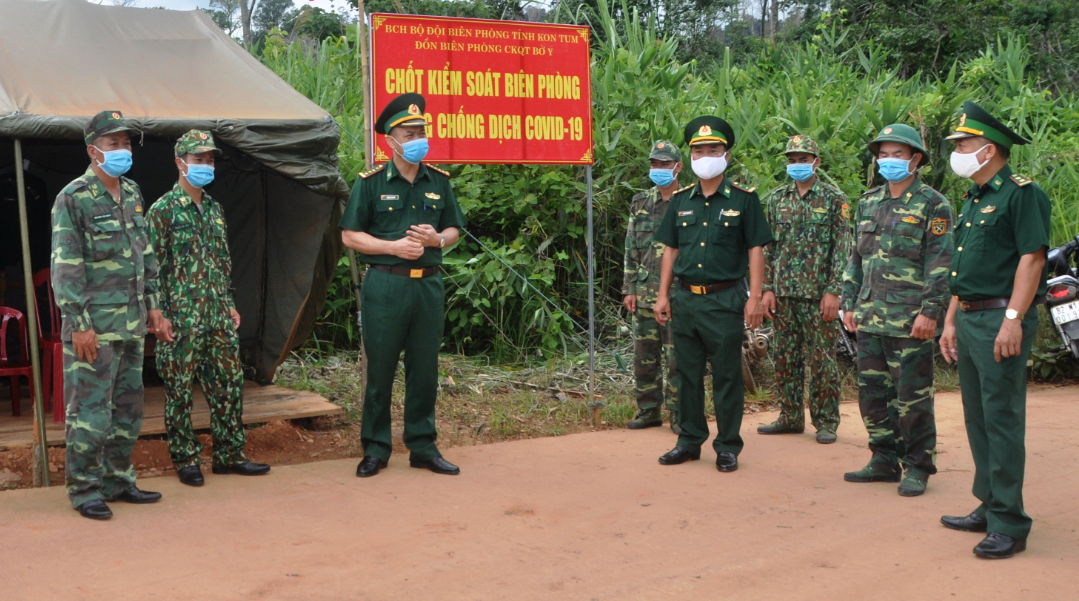 Kiểm tra công tác bám chốt của cán bộ, chiến sĩ Đồn Biên phòng CKQT Bờ Y đang làm nhiệm vụ phòng, chống dịch Covid 19. Ảnh: TVP