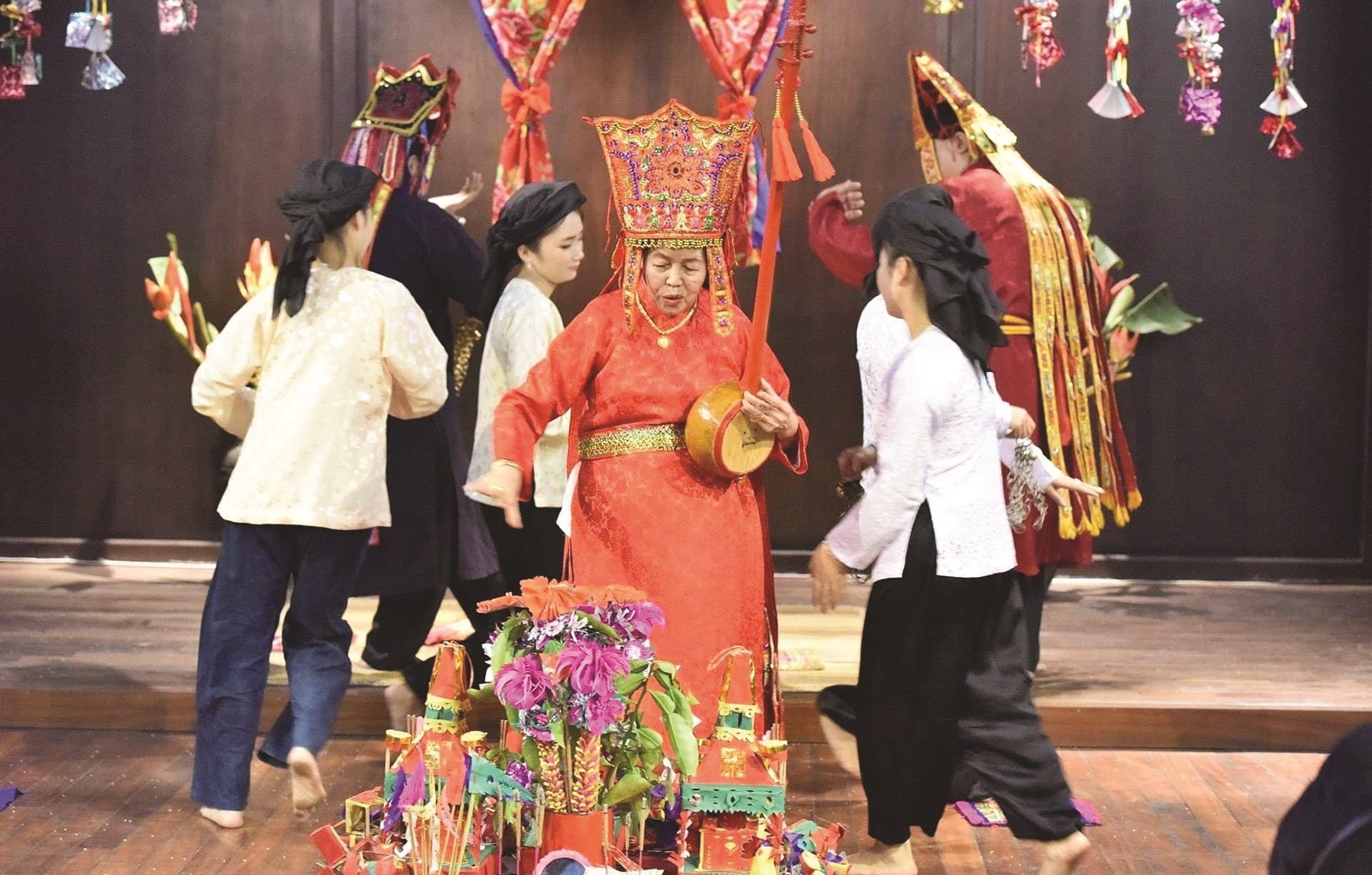 Nghệ nhân Then Nông Thị Lìm  (ở giữa) được Chủ tịch nước phong tặng danh hiệu Nghệ nhân Ưu tú năm 2015