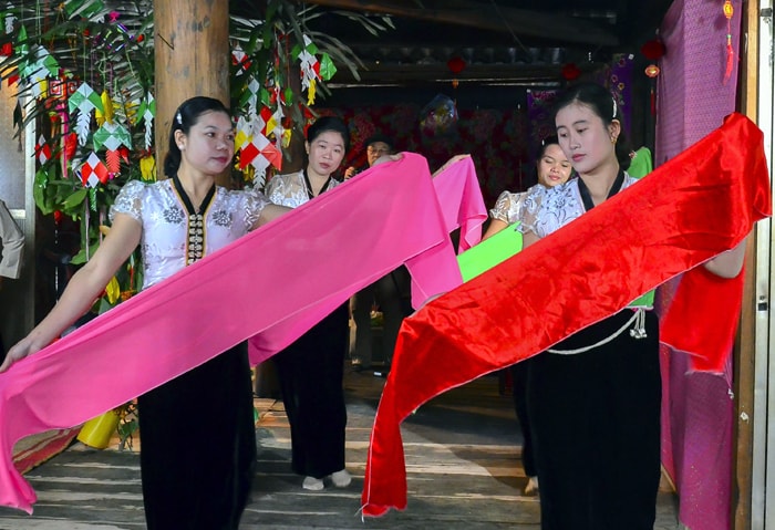 Phụ nữ Thái múa hát trong lễ Kin Pang Then.