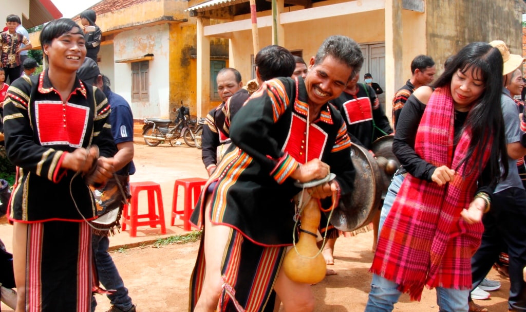 Du khách thích thú với các điệu múa của đồng bào Tây Nguyên. Ảnh: Ánh Ngọc