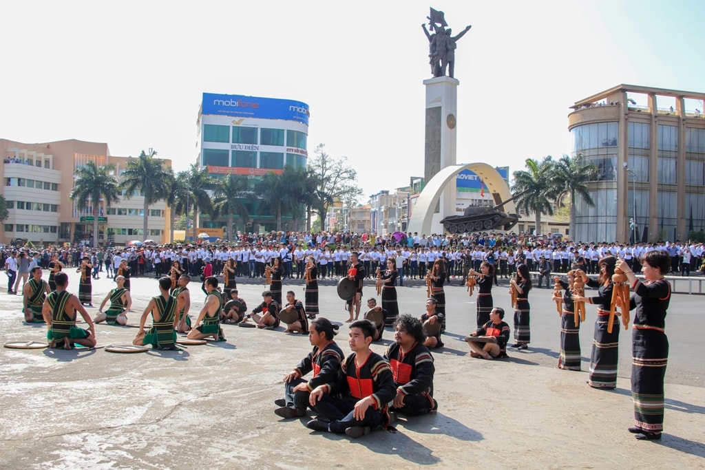 Múa trong Lễ hội mừng mùa của người Sê Đăng được cách điệu để trình diễn tại Lễ hội Cà phê Buôn Ma Thuột năm 2019. Ảnh: Hoàng Gia