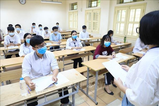 Cán bộ trông thi hướng dẫn quy chế thi cho các thí sinh tại điểm trường THCS Đống Đa (Hà Nội). Ảnh: Thành Đạt - TTXVN