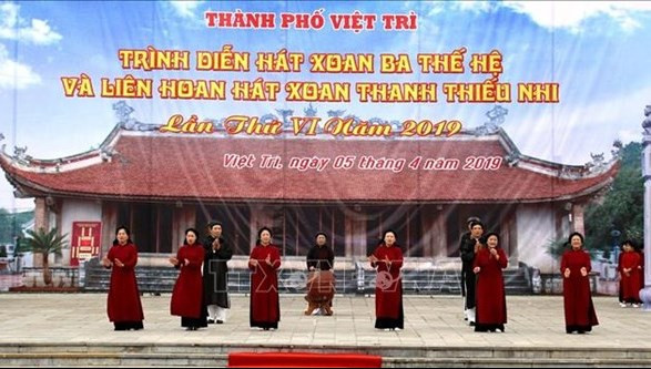 Các nghệ nhân đến từ các xã Kim Đức và Phượng Lâu trình diễn Hát Xoan. Ảnh: Trung Kiên - TTXVN