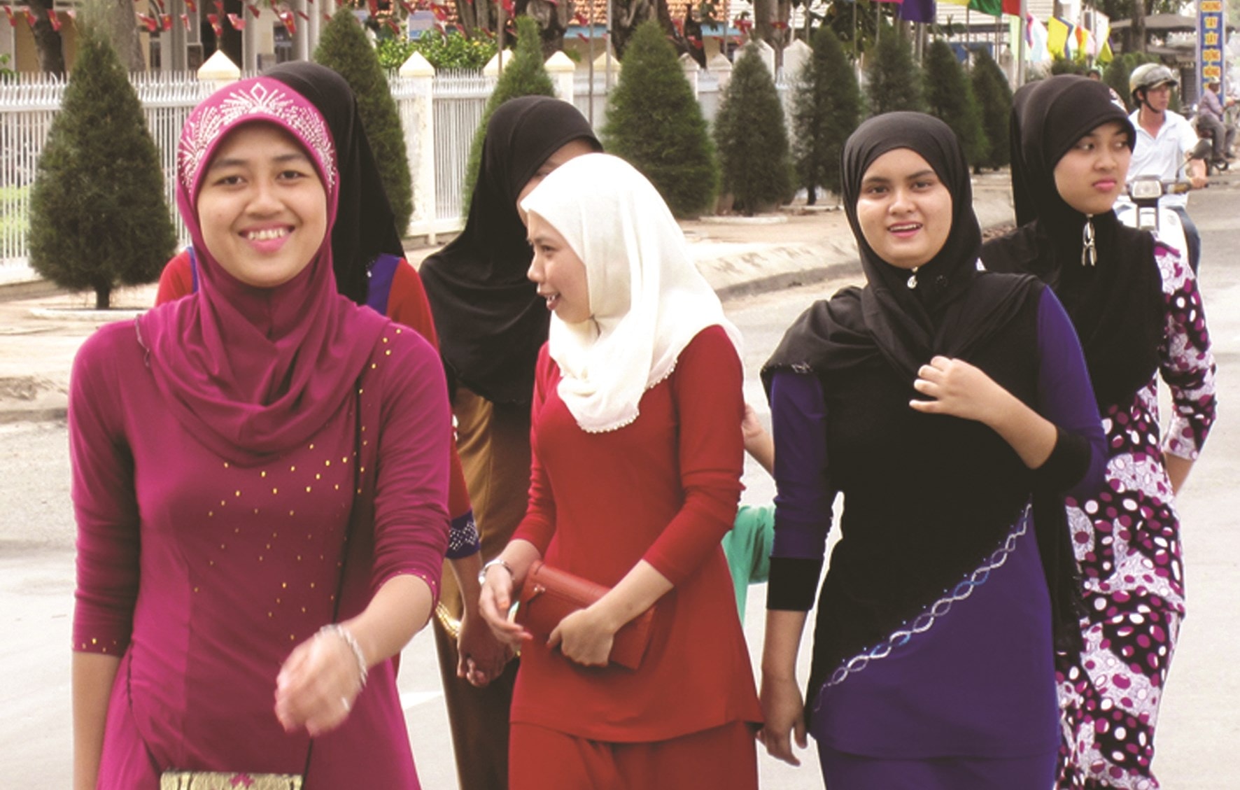 Thiếu nữ Chăm theo đạo Hồi Islam luôn trùm chiếc khăn mat’ra trên đầu
