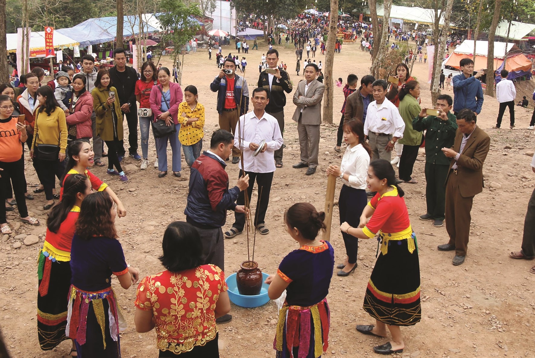 Hát tơm  trong cuộc vui  của người Khơ mú