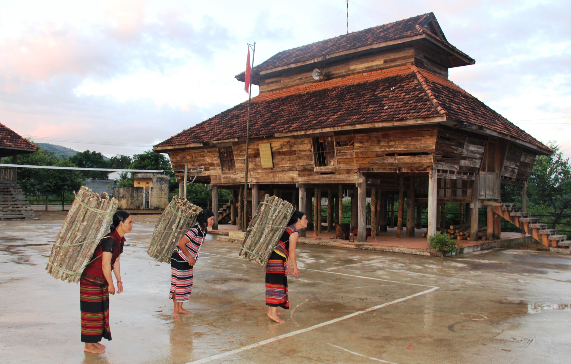 Nhà rông của người Brâu ở làng Đăk Mế, xã Pờ Y, huyện Ngọc Hồi. Ảnh: Nguyễn Hưng