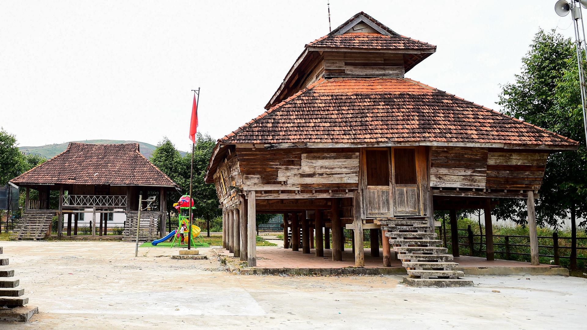 Khuôn viên nhà rông văn hóa của người Brâu. Ảnh: ĐT