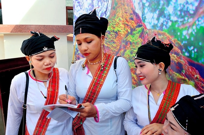 Trang phục truyền thống thiếu nữ Chăm H’roi