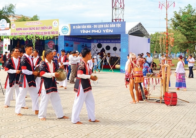 Trang phục truyền thống thiếu nữ Chăm H’roi