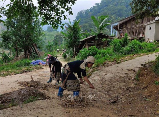 Người dân xóm Hoài Khao vệ sinh sinh đường làng ngõ xóm, giữ môi trường sạch đẹp. Ảnh: Quốc Đạt - TTXVN