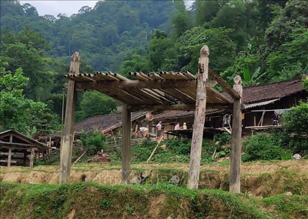 Người dân Hoài Khao vẫn giữ được những sàn gỗ dựng giữa đồng dùng làm nơi thực hiện nghi lễ cấp sắc cho những công dân mới trưởng thành. Ảnh: Quốc Đạt - TTXVN