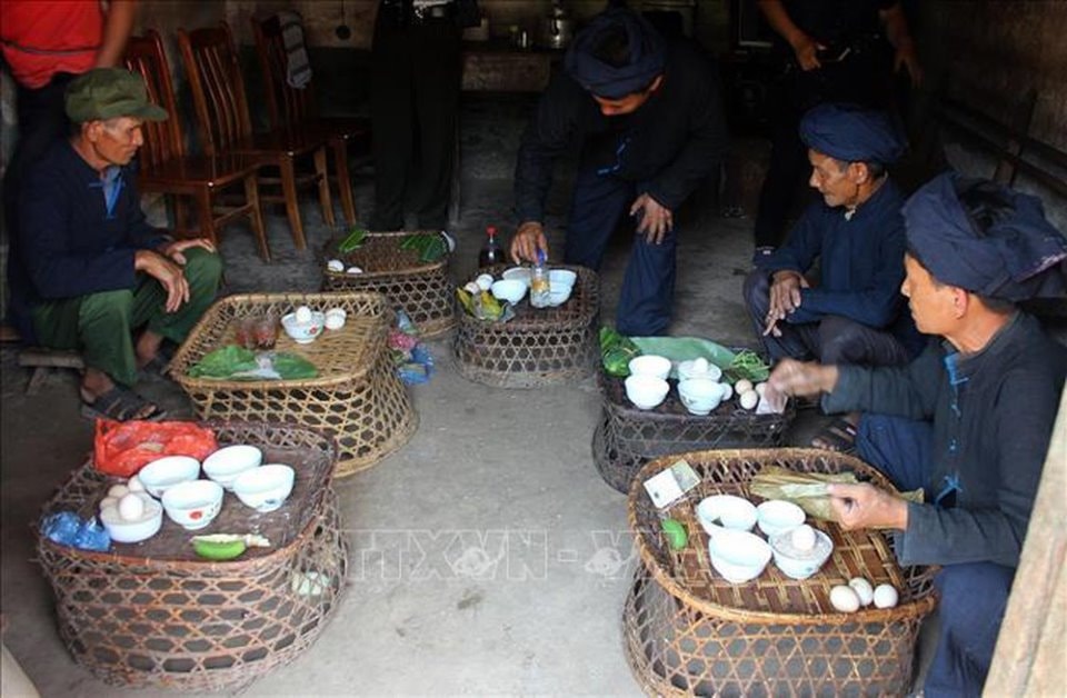 Các thầy cúng chuẩn bị mâm lễ vật để cúng trong lễ cúng bản