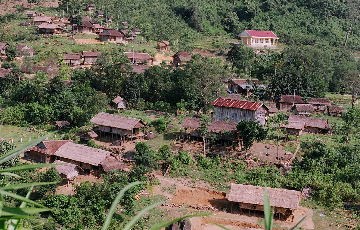 Người dân xã Ngọc Tem giữ nguyên nếp nhà sàn, nhà dài. Ảnh: Minh Vương