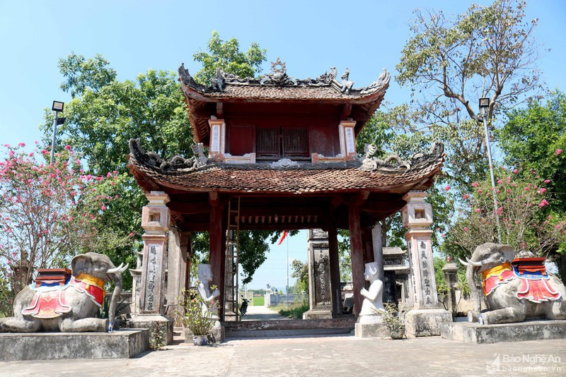 Vẻ đẹp độc, lạ của ngôi đền cổ hàng trăm năm tuổi ở Nghệ An 