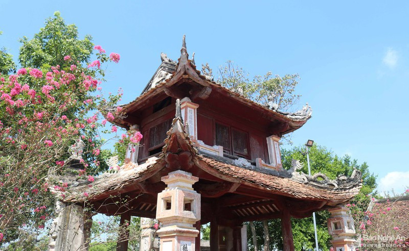 Từ ngoài đi vào, nghi môn là công trình thứ 2, đứng sau tam quan. Nghi môn đền Cả uy nghi tráng lệ kiểu lầu gác cung đình. Đây là một ngôi nhà có 4 cột (vuông), 2 tầng, 8 mái với các đầu đao cong vút. Ảnh: Huy Thư.