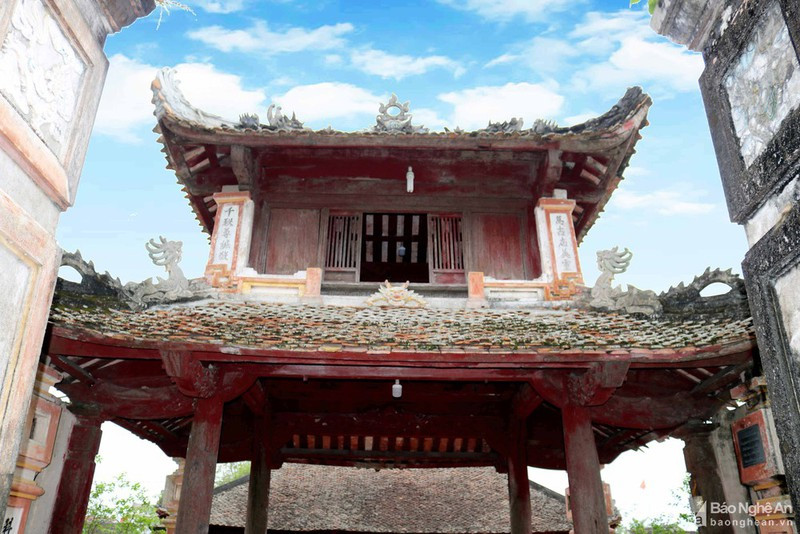 Theo các tài liệu, nghi môn đền Cả là nơi các vị chức sắc hương hào, trưởng lão nghỉ ngơi và tịnh túc trước khi vào đền tế thần và là nơi hát xướng, diễn tuồng khi có lễ hội, nên dân gian thường gọi là lầu ca vũ. Trong ảnh: Mặt trước nghi môn - lầu ca vũ. Ảnh: Huy Thư.