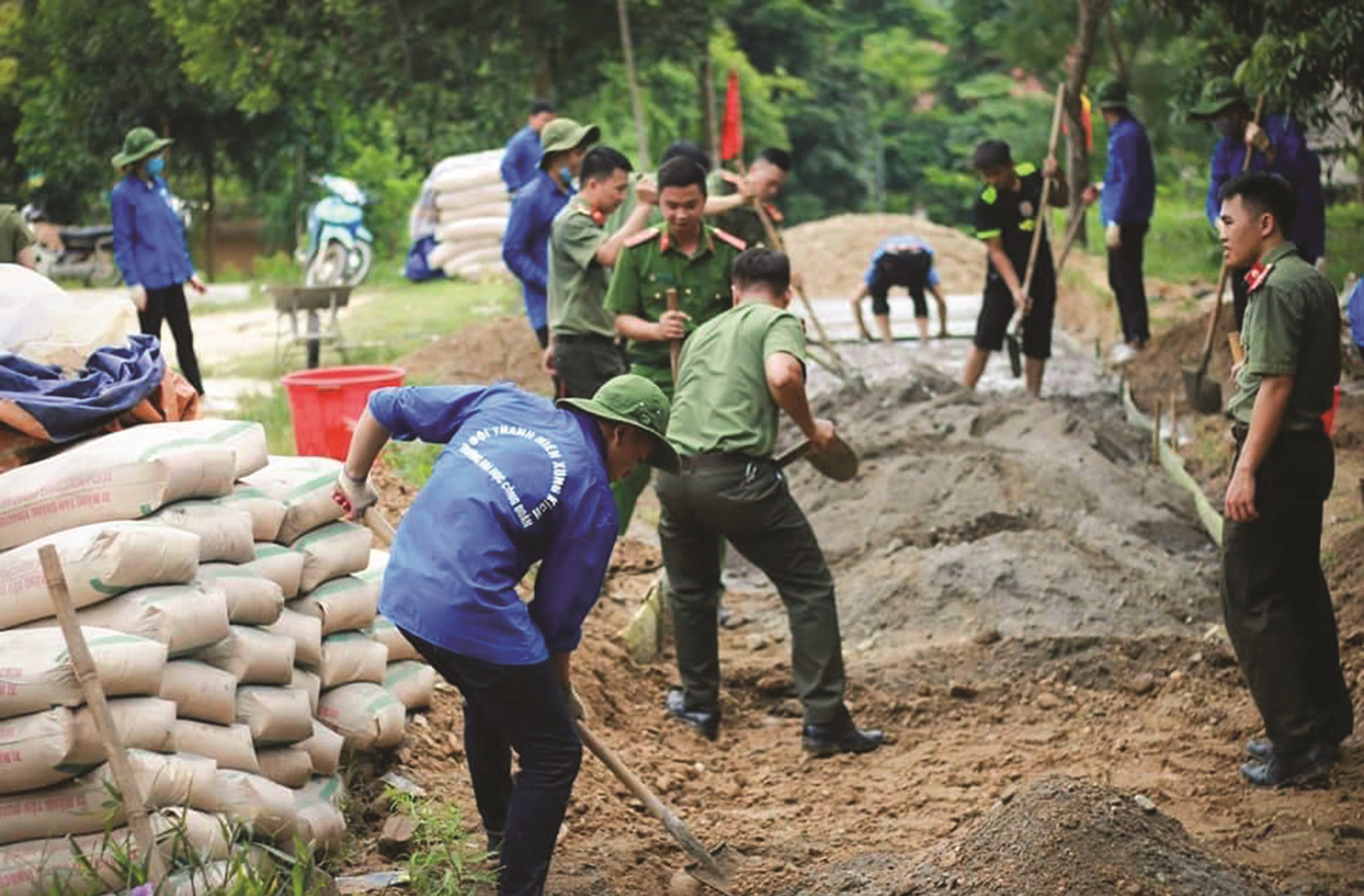 Đoàn TNTN trường Đại học Công Đoàn đổ bê tông đường liên thôn vào nhà văn hóa bản Nghiên.