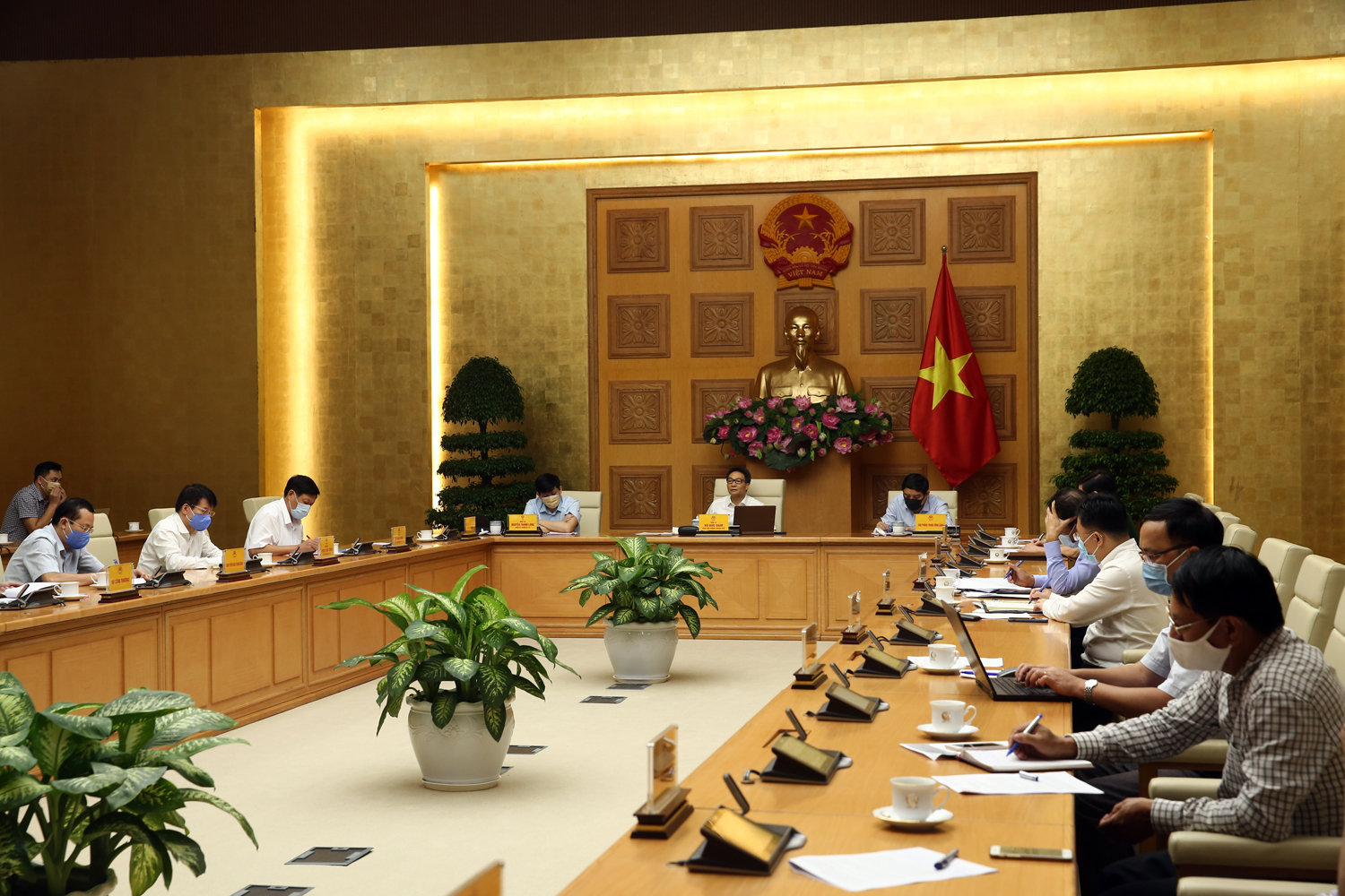 Phó Thủ tướng Vũ Đức Đam: Chúng ta phải tăng cường các giải pháp để thực sự chung sống an toàn trong dịch bệnh. Ảnh: VGP/Đình Nam