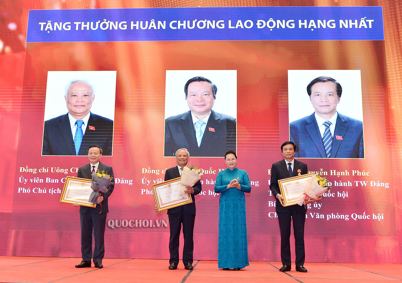 Chủ tịch Quốc hội Nguyễn Thị Kim Ngân trao Huân chương Lao động Hạng nhất tại buổi lễ
