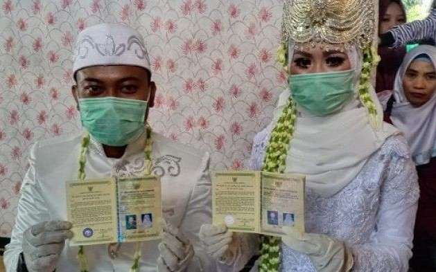 Đám cưới thời Covid-19 ở Indonesia. Ảnh: Kompas.