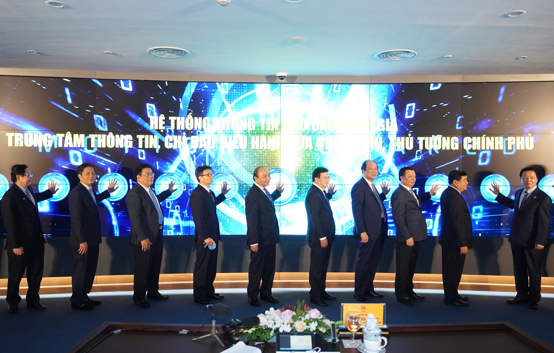 Nghi thức khai trương Hệ thống thông tin báo cáo quốc gia, Trung tâm Thông tin, chỉ đạo điều hành của Chính phủ, Thủ tướng Chính phủ - Ảnh: VGP/Quang Hiếu