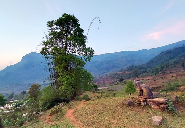 Đỉnh núi Ngựa làm cho bức tranh Y Tý thêm hùng vĩ.