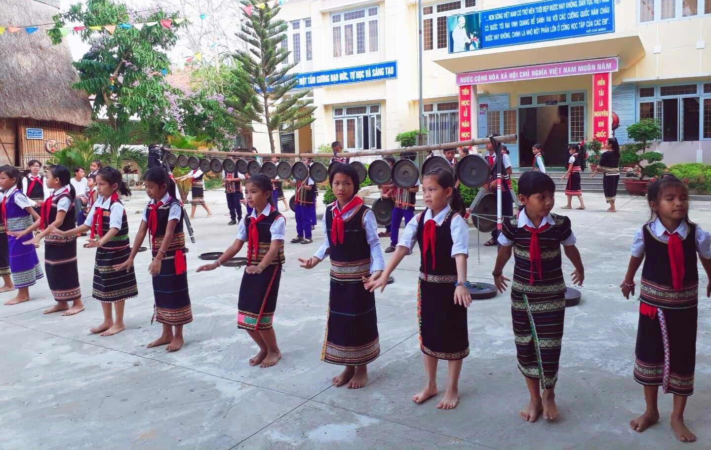 Đội cồng chiêng của Trường TH Võ Thị Sáu đang biểu diễn hòa nhịp cùng đội múa xoang. Ảnh: Trần Hà