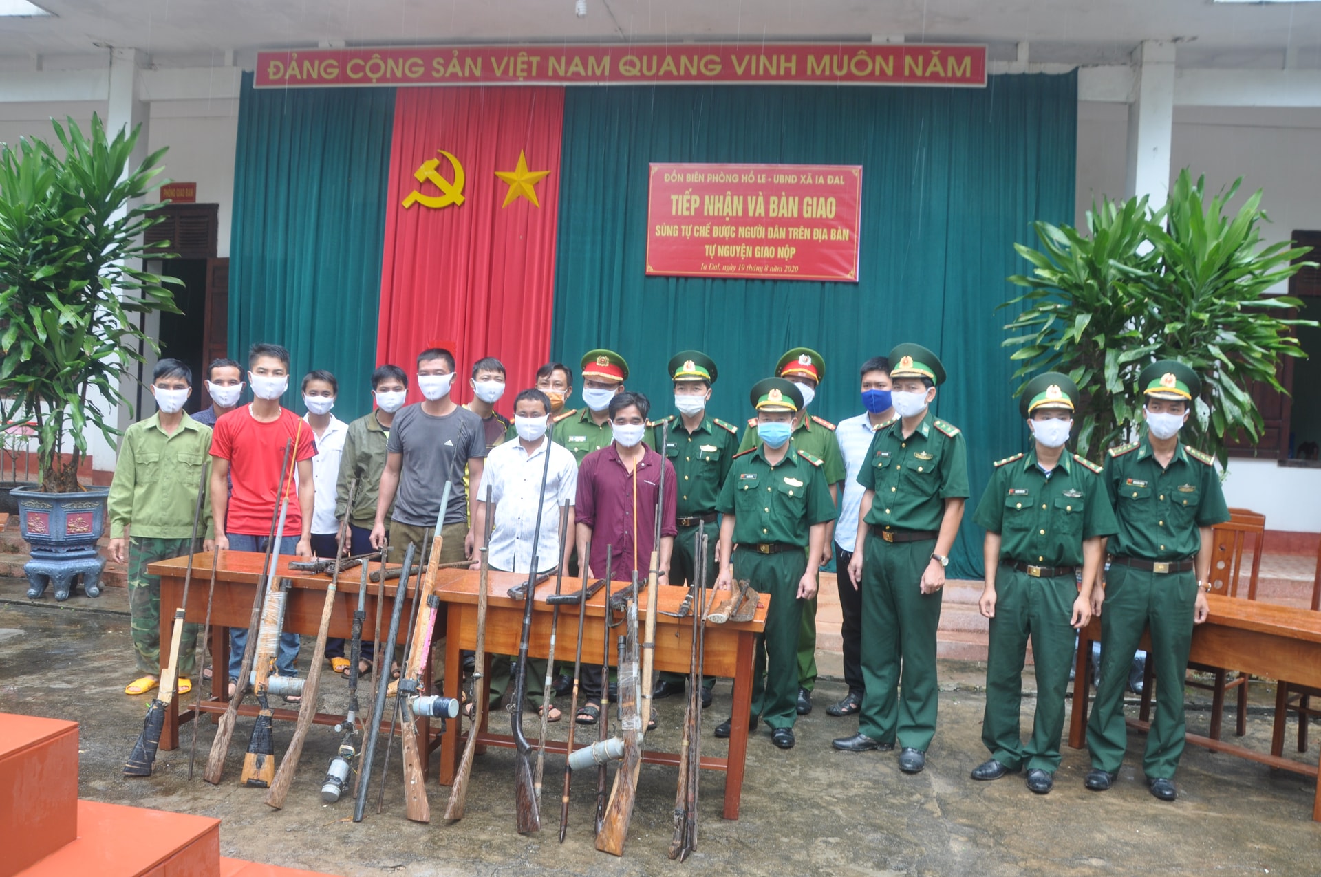  Tiếp nhận súng tự chế do người dân xã Ia Đal giao nộp. Ảnh: VH