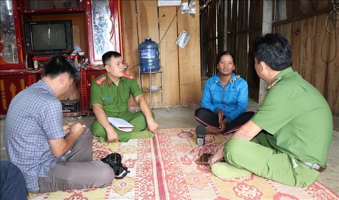Lực lượng chức năng xã Pờ Y, huyện Ngọc Hồi, đến thăm hỏi, động viên gia đình đối tượng Thao Say – đã bị bắt vì tham gia vận chuyển 3kg ma túy đá. Ảnh: Cao Nguyên/TTXVN