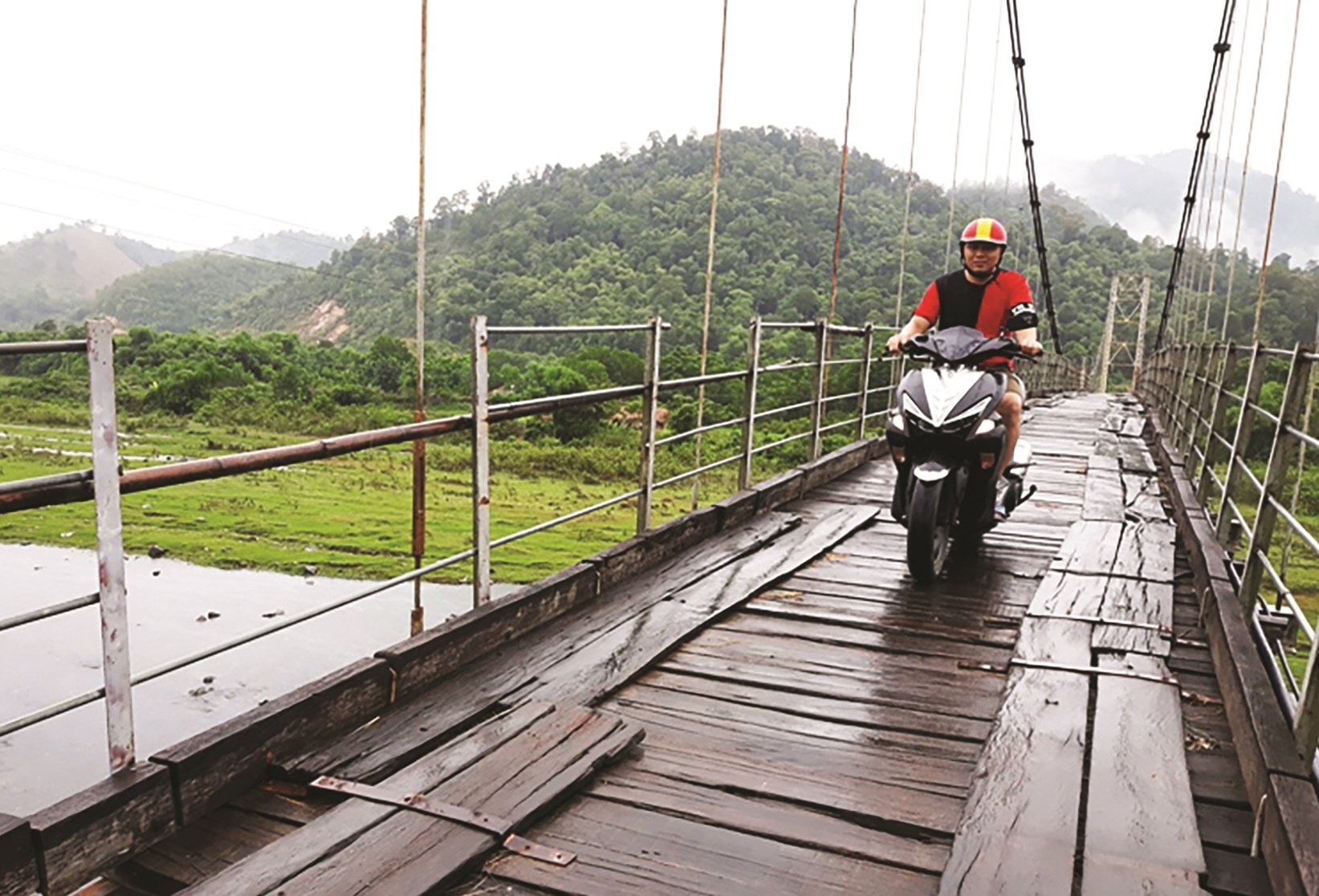 Một đoạn lan can cầu treo Phà Lài hở hoác