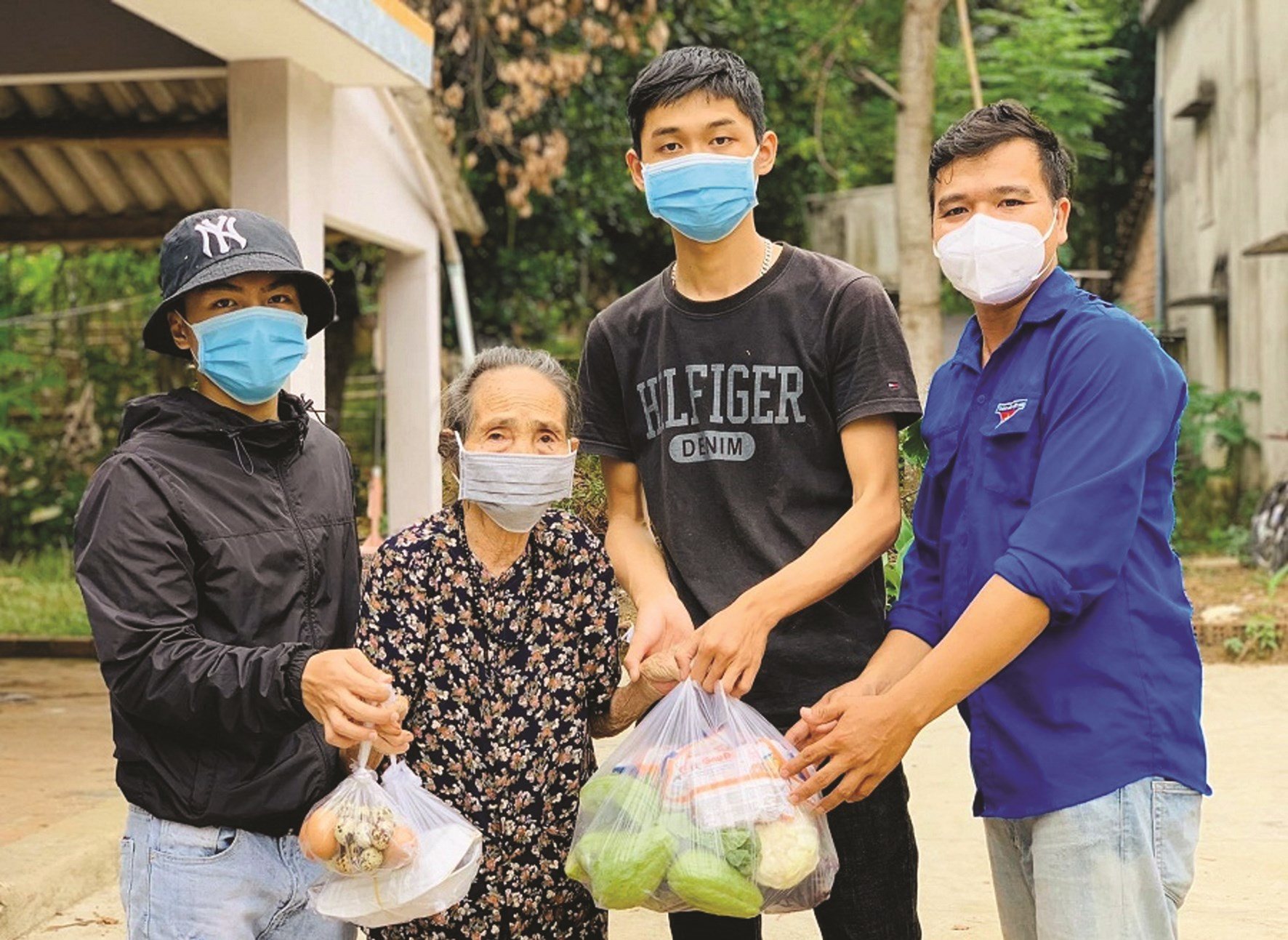 Nhóm tình nguyện Đức Trọng mang nông sản sạch đến vùng tâm dịch.