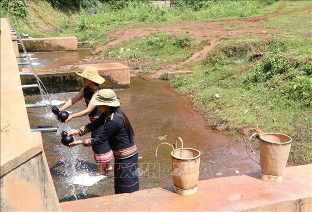 Phụ nữ thường dùng gùi trong tất cả các hoạt động, sinh hoạt hằng ngày, thay thế túi ni lông. Ảnh: Hồng Điệp - TTXVN